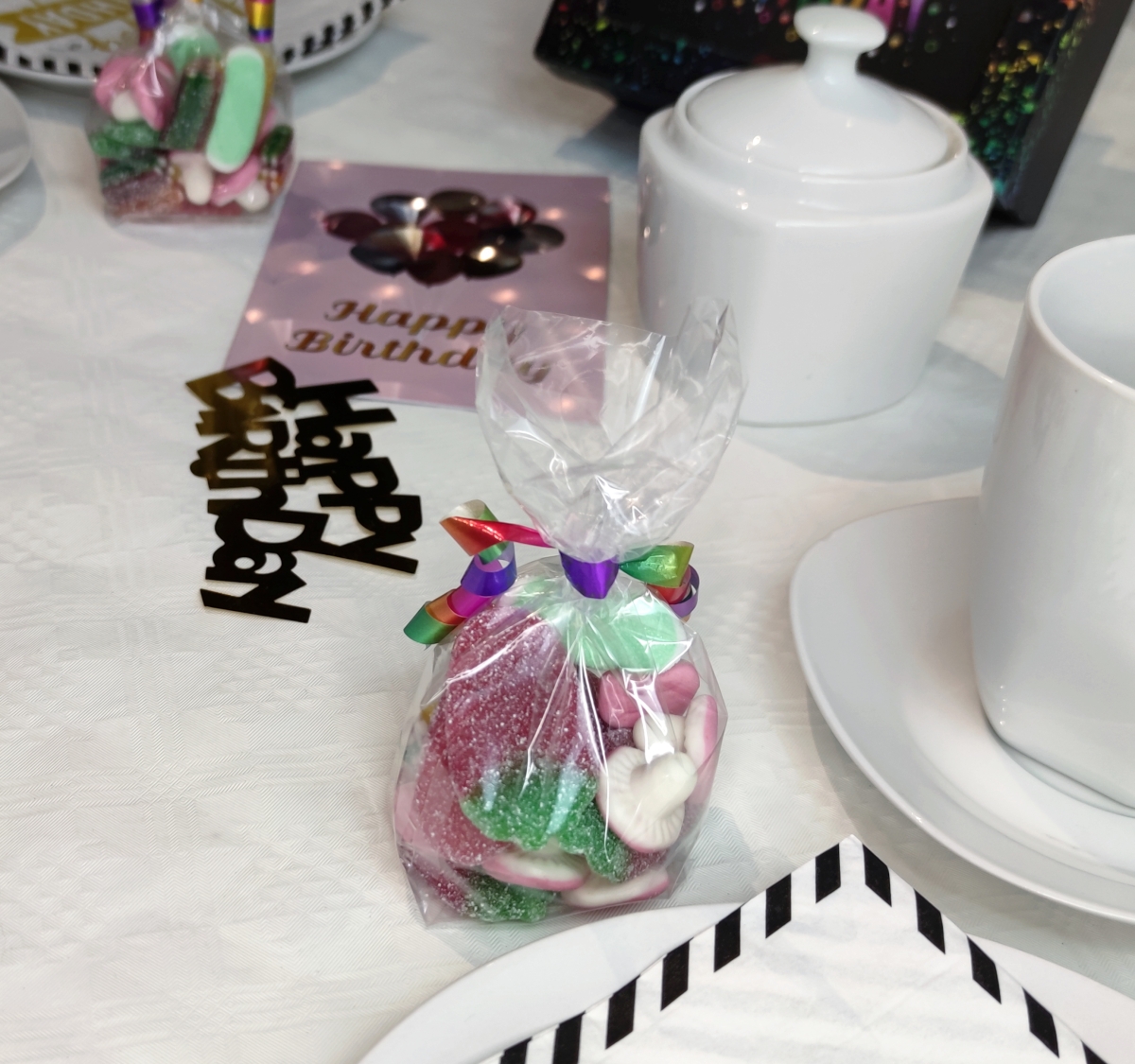Nicht nur lecker sondern auch dekorativ sind unsere 100g Süßigkeiten-Tüten. Ihre kleinen Gäste werden sich sicher sehr über diese Mitgebsel freuen.